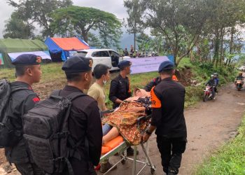 Tim Brimob Polri akhirnya berhasil menembus lokasi terisolir akibat gempa Cianjur dan mengevakuasi warga menggunakan tandu