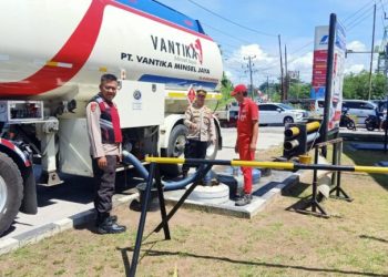 Kepolisian Polresta Manado menyebar personilnya melakukan pengecekan dan monitoring di SPBU