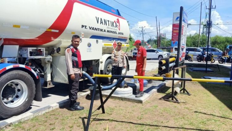 Kepolisian Polresta Manado menyebar personilnya melakukan pengecekan dan monitoring di SPBU