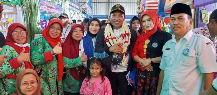 Bupati Sampang H. Slamet Junaidi membuka Bazar Inovasi Pendidikan yang digelar Disdik Sampang