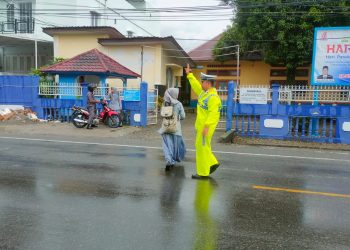 Satlantas Polres Aceh Barat lakukan pengaturan lalu-lintas di persimpangan dan depan sekolah yang ada di kota Meulaboh