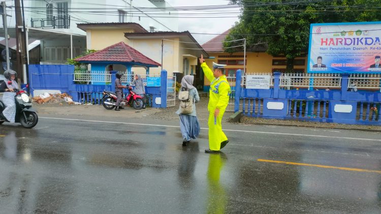 Satlantas Polres Aceh Barat lakukan pengaturan lalu-lintas di persimpangan dan depan sekolah yang ada di kota Meulaboh