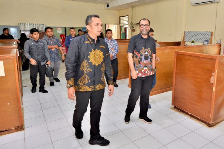 Pj Wali Kota Sabang, Reza Fahlevi melakukan inspeksi mendadak ke Dinas Penanaman Modal, Pelayanan Terpadu Satu Pintu dan Tenaga Kerja Kota Sabang