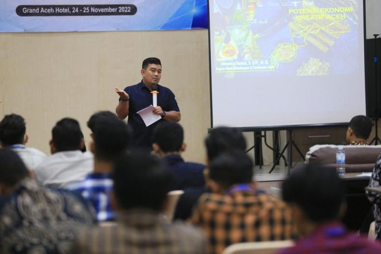 Kadisbudpar Aceh di pelatihan bagi pelaku usaha ekonomi kreatif (Ekraf) dan pariwisata, pada 24-25 November 2022 di Grand Aceh Hotel, Kota Banda Aceh
