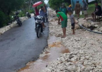 Kondisi jalan di Desa Sahraen, Kecamatan Amarasi Selatan, Kabupaten Kupang yang rusak pada masa kontrak berjalan