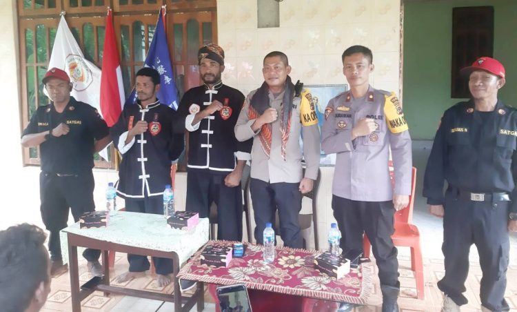 Ketua Ikatan Kera Sakti (IKS) cabang Belu, Alfonsius Maia saat menerimat kunjungan Silaturahmi Kapolres Belu, AKBP Yosep Krisbiyanto, S.I.K