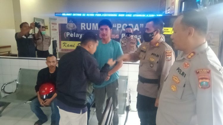 Kapolres Dairi AKBP Wahyudi Rahman, S.H, S.I.K, M.M Turun langsung memediasi antara kedua Pelajar yang terlibat dalam perkelahian