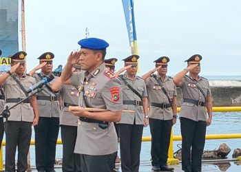 Kapolres Bangka Barat AKBP Catur Prasetiyo SIK memimpin Upacara Tabur Bunga di Pelabuhan Tanjung Kalian Muntok
