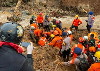Proses evakuasi lima jenazah korban gempa bumi dan tanah longsor di wilayah Cianjur