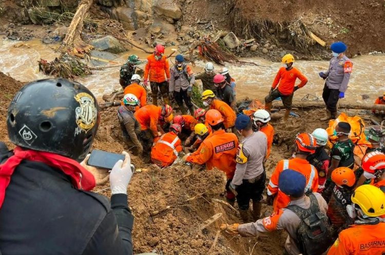 Proses evakuasi lima jenazah korban gempa bumi dan tanah longsor di wilayah Cianjur