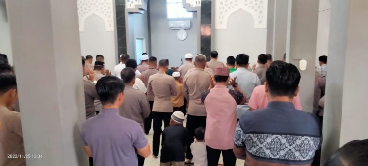 Sholat ghaib, yang dilaksanakan oleh seluruh Ummat Islam Polres Kolaka, yang berlangsung di Masjid Attarbiyah Polres Kolaka