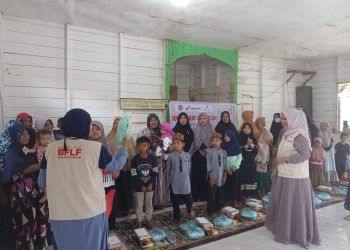 Lembaga Blood for life foundation BFLF Lhokseumawe bersama IPSM Dewantara Santuni juga memberikan Waqaf Al-Quran serta kain sarung untuk puluhan anak yatim piatu