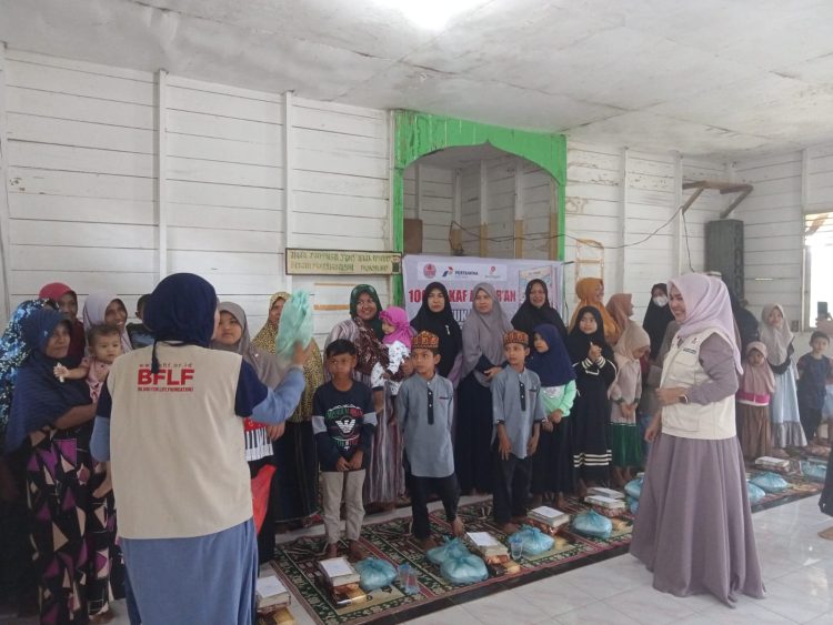 Lembaga Blood for life foundation BFLF Lhokseumawe bersama IPSM Dewantara Santuni juga memberikan Waqaf Al-Quran serta kain sarung untuk puluhan anak yatim piatu