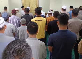 Kapolres Dairi, AKBP Wahyudi Rahman bersama masyarakat menggelar Shalat Ghoib di Masjid Khusnul Khotimah, Kecamatan Sidikalang
