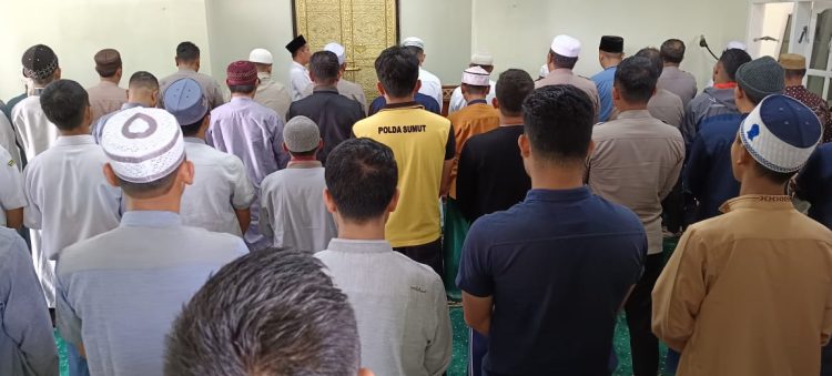 Kapolres Dairi, AKBP Wahyudi Rahman bersama masyarakat menggelar Shalat Ghoib di Masjid Khusnul Khotimah, Kecamatan Sidikalang
