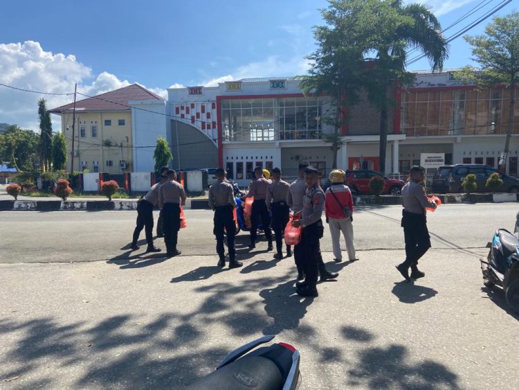Polres Kolaka berbagi paket makanan kepada warga masyarakat, Jumat 25/11/2022