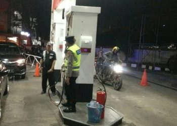 Personil Polsek Sario Polresta Manado Jumat (24/11/2022) pantau dan lakukan pengecekan sejumlah stasiun pengisian bahan bakar umum (SPBU)