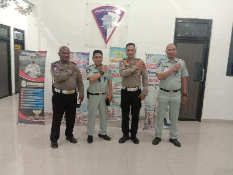 Kepala Operasional Jasa Raharja Cabang Nusa Tenggara Timur (Ka Opsnal JR NTT) Eko Mulyanto, beserta Bayu Bagus, Mobile Service (Penanggung jawab bidang Claim JR NTT) dan Rahmadoni (Ka JR Kab TTU) melakukan kunjungan kerja ke Satpas ruang kerja Kasat Lantas Polres TTU