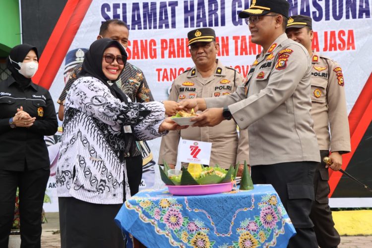 Penyerahan bantuan sosial dari Kapolres Dumai kepada Guru Sekolah Luar Biasa (SLB) Negeri Kota Dumai dan bantuan sosial berupa buku kepada Sekolah Luar Biasa (SLB) Negeri Kota Dumai