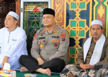 Kapolres Labuhanbatu, AKBP Anhar Arlia Rangkuti SIK, bersama ratusan jemaah mengikuti shalat ghaib untuk korban bencana alam gempa di Cianjur, Jawa Barat