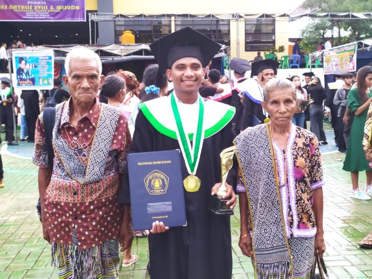 Martinus Anunut putra kelahiran Timor, Oetulu, 26 Maret 1995 Kabupaten TTU menjadi salah satu wisudawan terbaik dengan perolehan IPK 3,74 termasuk lulusan Terbaik Ke-4 di Kampus Politeknik Negeri Kupang