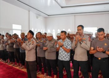 Personil Polres Bangka serta Siswa SPN Polda Kepulauan Bangka Belitung melakukan sholat ghoib