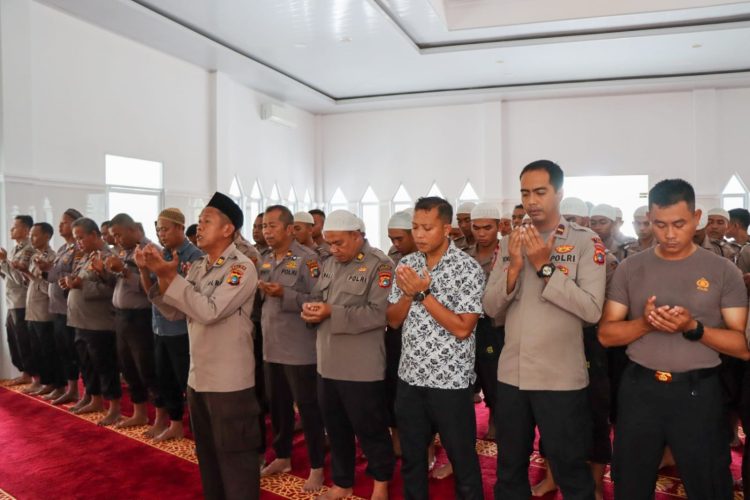 Personil Polres Bangka serta Siswa SPN Polda Kepulauan Bangka Belitung melakukan sholat ghoib