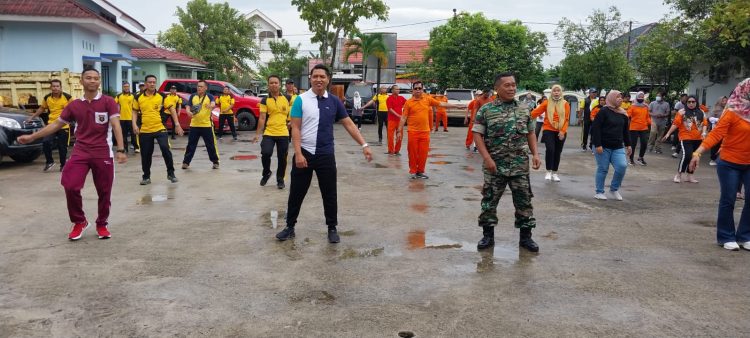 Polsek Kalidoni Palembang menggelar olahraga senam bersama tiga pilar kecamatan Kalidoni guna untuk menjalin silaturahmi