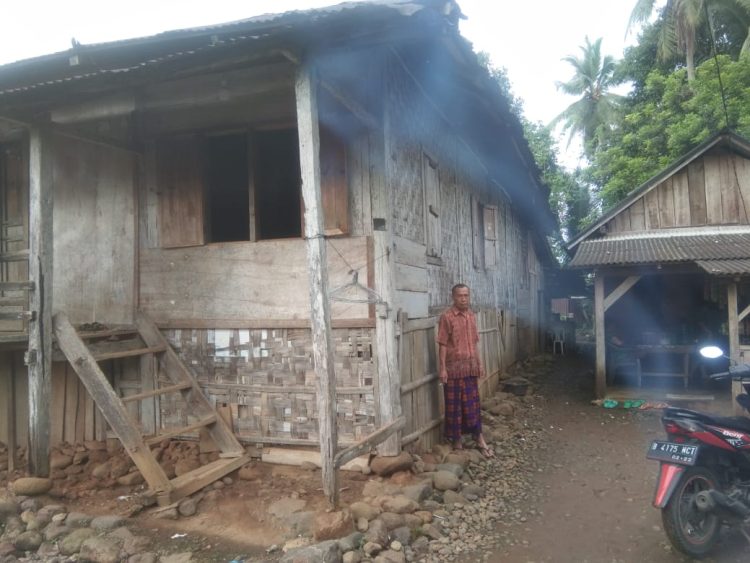 Kondisi Rumah Pasangan suami istri munziri dan jahronah yang bertempat tinggal di pekon maja dusun induk meminta perhatian kepada dinas perintahkan Daerah Kabupaten Tanggamus