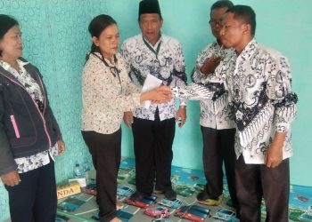 Foto saat penyerahan bantuan