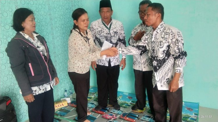 Foto saat penyerahan bantuan