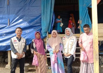 Dua Mahasiswa Politeknik Kota Lhokseumawe yang juga sekaligus relawan BFLF Lhokseumawe Mewakili BFLF Kota Sabang mengunjungi korban yang rumahnya terbakar di Desa Mane Kareung