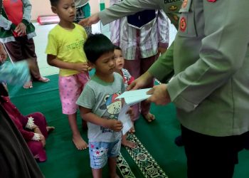 Kapolrestabes Palembang Kombes Pol M Ngajib didampingi Kasat Polairud Kompol Dedy Ardiansyah sambang ke Masjid tua Palembang yaitu Masjid Kemas Azhari di Pulau Seribu Kecamatan Ogan Baru