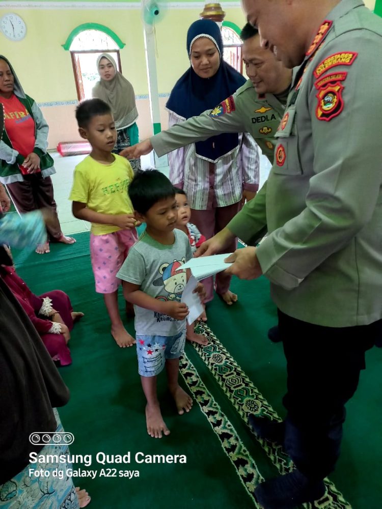 Kapolrestabes Palembang Kombes Pol M Ngajib didampingi Kasat Polairud Kompol Dedy Ardiansyah sambang ke Masjid tua Palembang yaitu Masjid Kemas Azhari di Pulau Seribu Kecamatan Ogan Baru