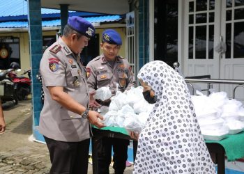 Berbagi dengan masyarakat di sekitar Mako Dit Polairud Polda Sumsel wilayah sungai lais Palembang dan sekitarnya
