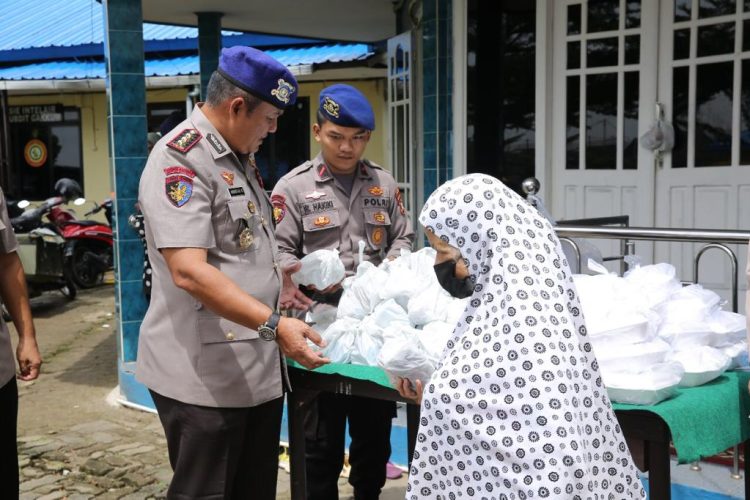 Berbagi dengan masyarakat di sekitar Mako Dit Polairud Polda Sumsel wilayah sungai lais Palembang dan sekitarnya