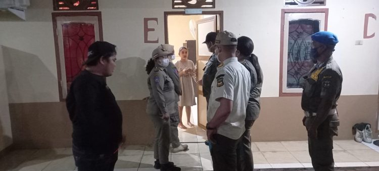 Enam orang wanita dan lima pria digelandang ke Kantor Satuan Polisi Pamong Praja (Satpol PP) Kota Pematang Siantar