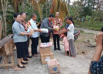 Kepala Departemen Diakonia Sinode BNKP didampingi Pdt. Yunieli Gulo, STh, Vikar Resot 22 BNKP Fatirus Gea dan Pendata Jemaat BNKP Hayo Ester Telaumbanua, kunjungi keluarga terkena musibah kebakaran rumah (Ama Andi Gulo) sekaligus memberikan bantuan
