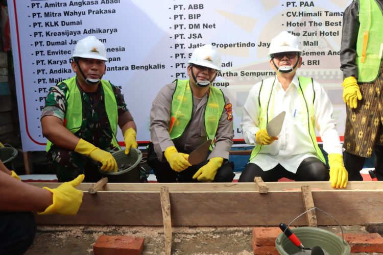Kapolres Dumai AKBP Nurhadi Ismanto melaunching program Berbagi Bersama Membangun Negeri (Berseri) dengan peletakan batu pertama bedah rumah keluarga Adnan (60 tahun) di Jalan Mesjid RT. 005 Kelurahan Pelintung