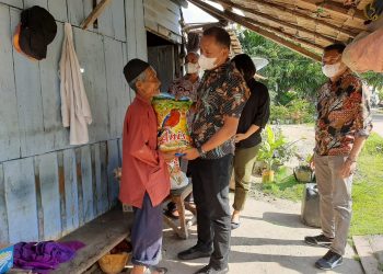 Kasat Intelkam Polres Dumai memberikan bantuan berupa sembako dan tali asih, bantuan tersebut langsung diantarkan ke kediamannya masing-masing