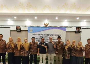 Ketua Komnasdik Jatim (Komisi Nasional Pendidikan Jawa Timur) Kunjung Wahyudi menjadi narasumber di kegiatan MKKS SMA/SMK se Kabupaten Sidoarjo