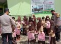 Polsek Purwokerto Selatan menggelar kegiatan Jum'at Berkah Peduli berupa pemberian Tas Sekolah gratis kepada siswa siswi anak yatim atau kurang mampu di MI Ma'arif NU Karangpucung Kec. Purwokerto Selatan