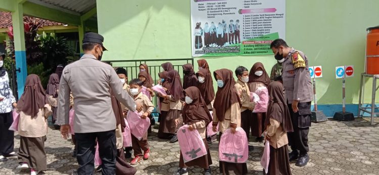 Polsek Purwokerto Selatan menggelar kegiatan Jum'at Berkah Peduli berupa pemberian Tas Sekolah gratis kepada siswa siswi anak yatim atau kurang mampu di MI Ma'arif NU Karangpucung Kec. Purwokerto Selatan