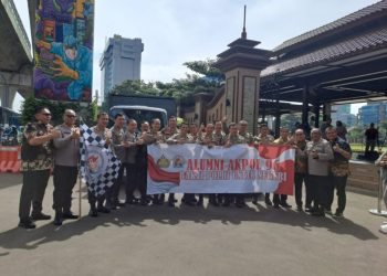 Alumni Akademi Kepolisian (Akpol) angkatan tahun 1996 memberikan bantuan untuk korban gempa bumi di Cianjur, Jawa Barat