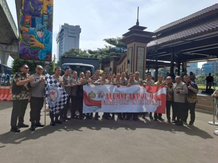 Alumni Akademi Kepolisian (Akpol) angkatan tahun 1996 memberikan bantuan untuk korban gempa bumi di Cianjur, Jawa Barat