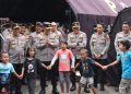 Kabaharkam Polri yang langsung datang ke Posko Pengungsian Polres Cianjur untuk mengajak anak-anak bermain melalui kegiatan Trauma healing