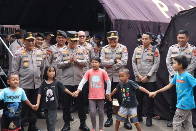 Kabaharkam Polri yang langsung datang ke Posko Pengungsian Polres Cianjur untuk mengajak anak-anak bermain melalui kegiatan Trauma healing