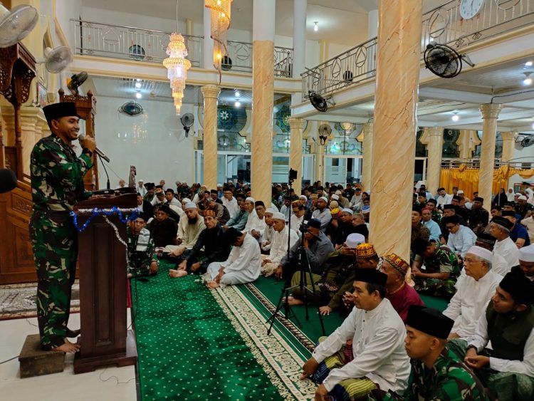 Dandim 0103/Aut Letkol Inf Hendrasari Nurhono S.I.P., M.I.P., bersama rombongan kembali melaksanakan kegiatan rutin setiap hari GSM (Gerakan Subuh di Masjid), GSM yang ke 135 kali ini dilaksanakan di ” Mesjid Syuhada Gampong Jawa Lama