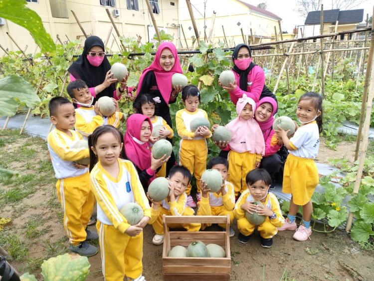 Jajaran Polres OKI Poda Sumsel melalui TK Kemala Bhayangkari 23 Polres OKI sudah mengenalkan bercocok tanam ke Pada Anak anak sejak dini