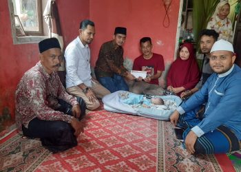 Gerakan Ormas Paya Bakong (GO_PB) Kecamatan Paya Bakong, menyerahkan bantuan donasi kepada Syafia Adinda Balita penderita penyakit bocor jantung di Gampong Peurupok Kecamatan Paya Bakong